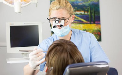 Die Endodontologie rettet Zähne durch präzise Wurzelkanalbehandlungen vor einer möglichen Entfernung.